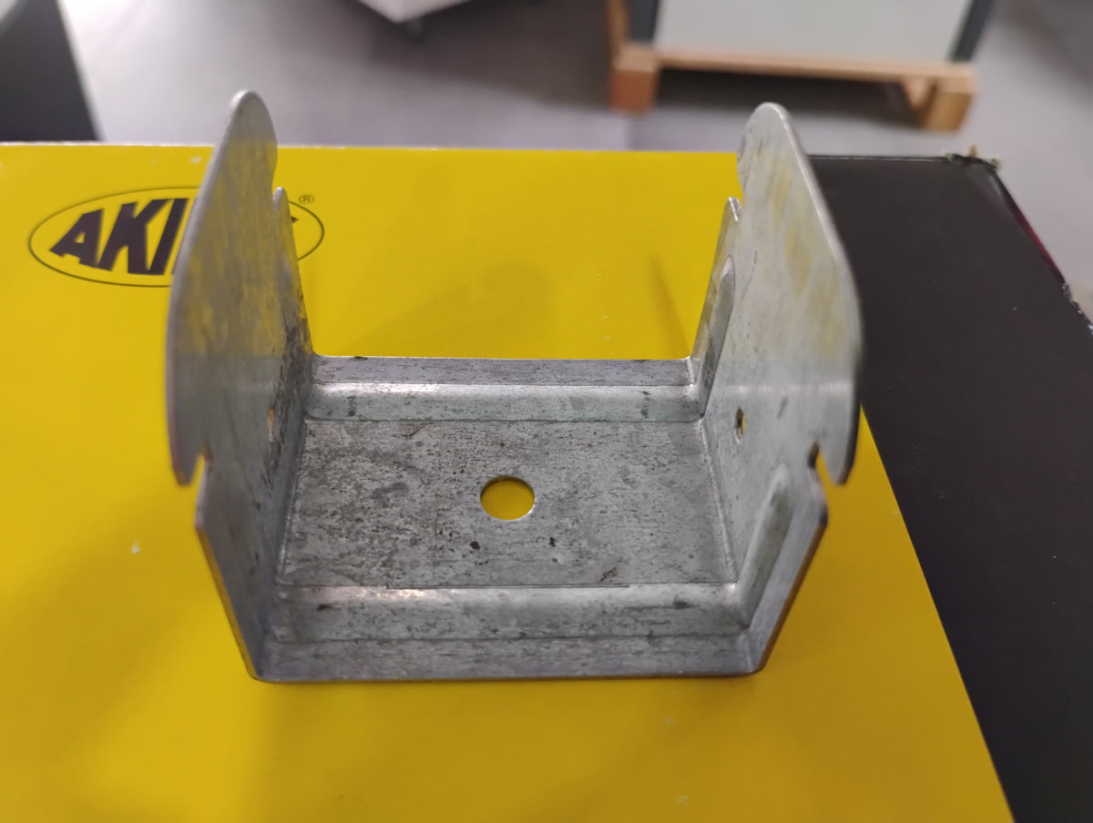 Cavaliere per Doppia Orditura 27/50 mm con Foro Ø6 – Bordi Schiacciati