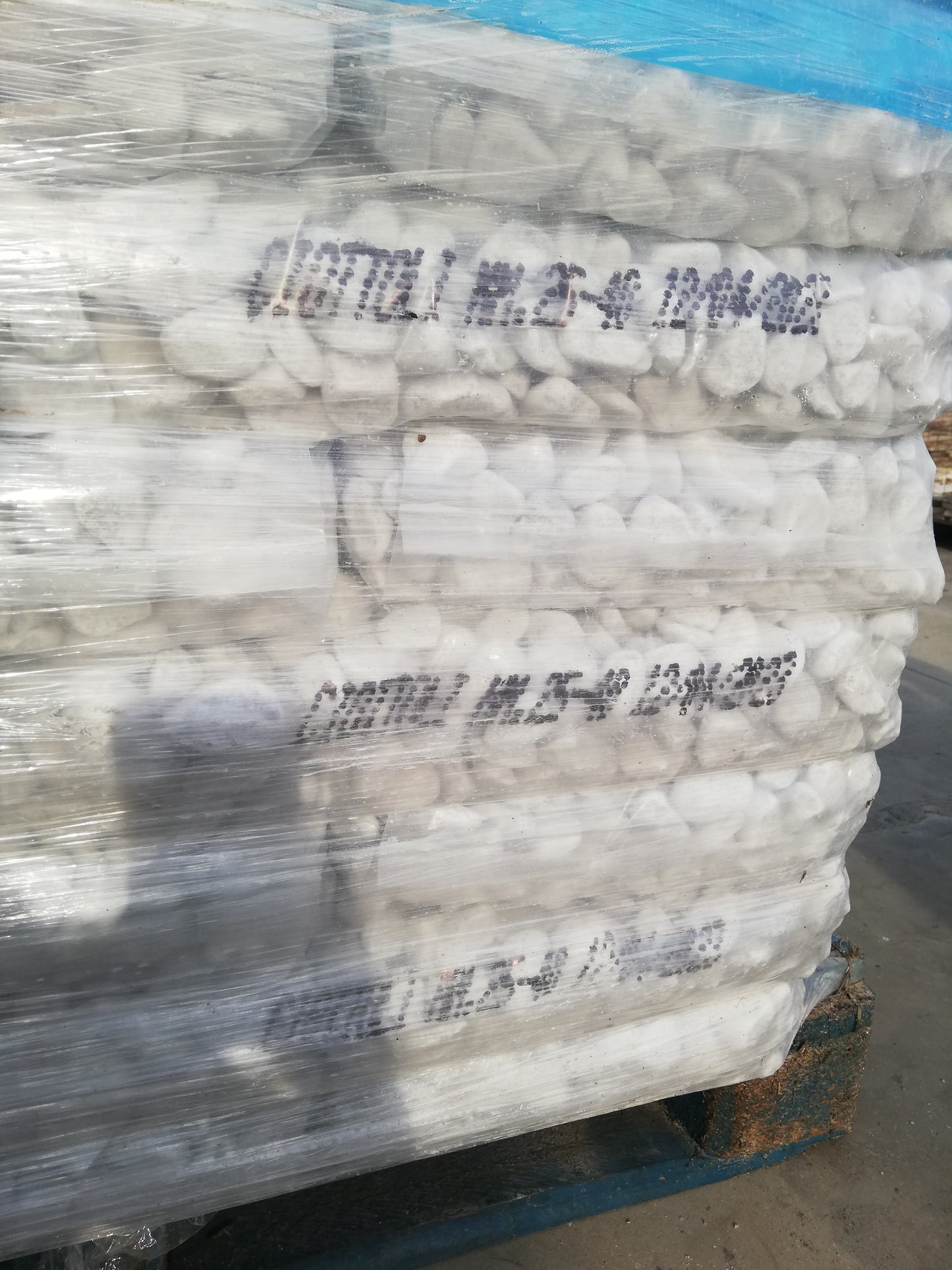 White Carrara pebbles MM 25/40