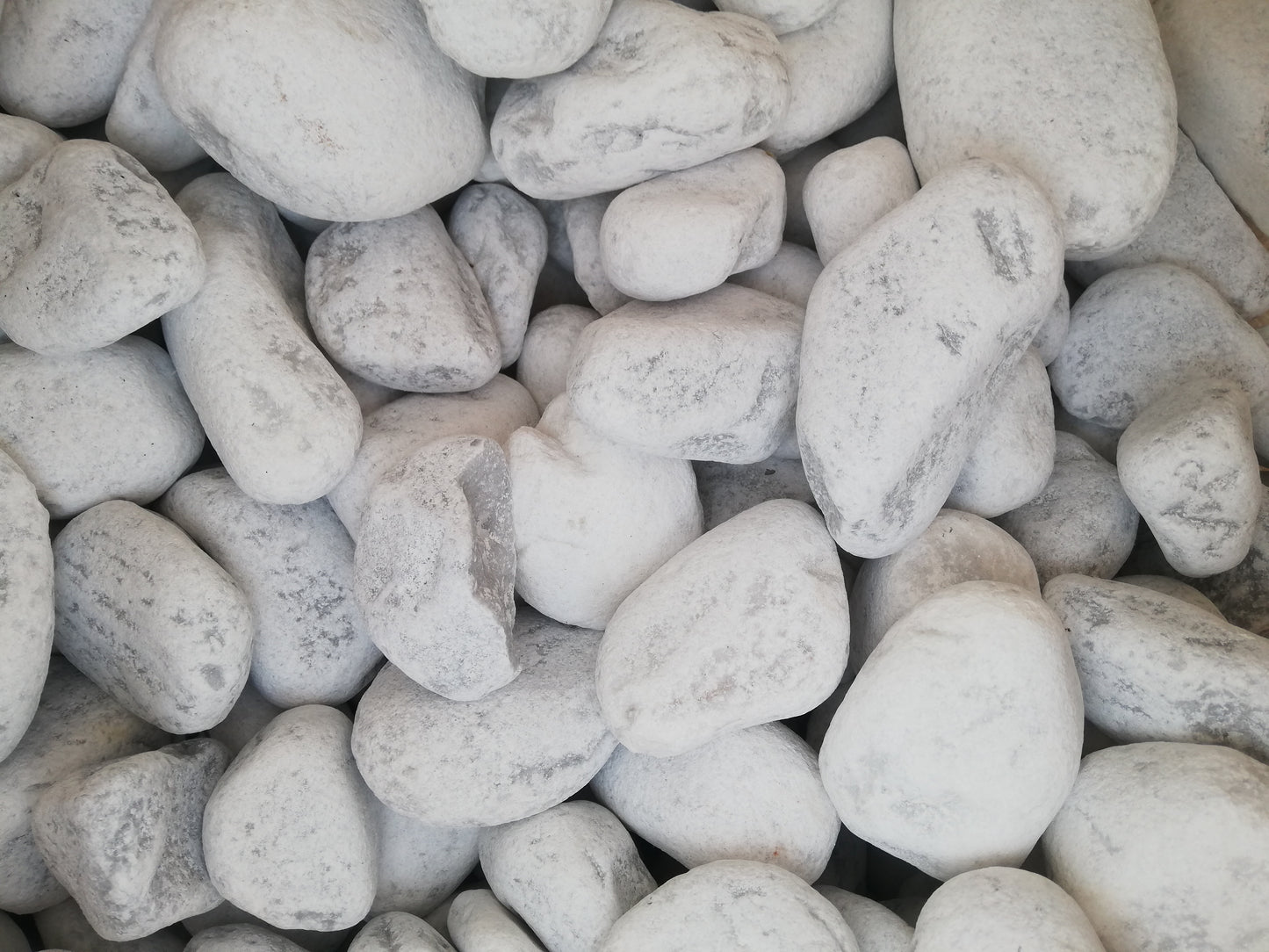 White Carrara pebbles MM 40/60