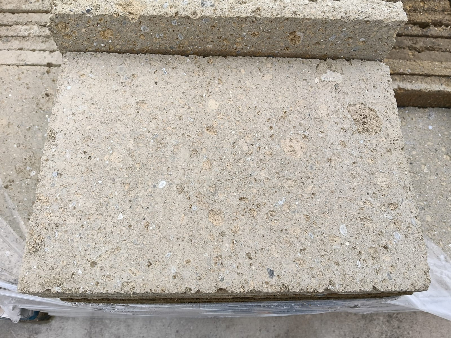 Piastrelle in Tufo chiaro Roma piallato 25x37x3 cm
