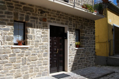 Le Vecchie Mura Grigio Ocra in Pietra Ricostruita Primiceri Manufatti